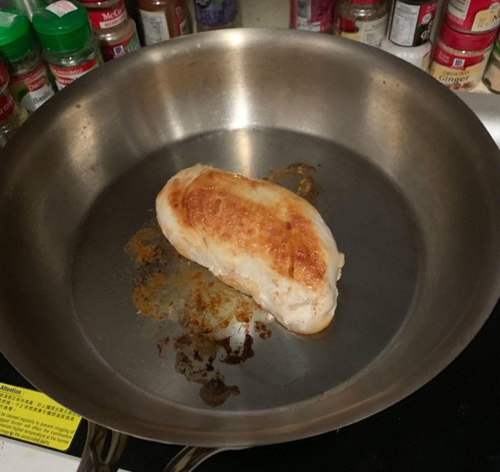 poulet saisi dans poele en inox