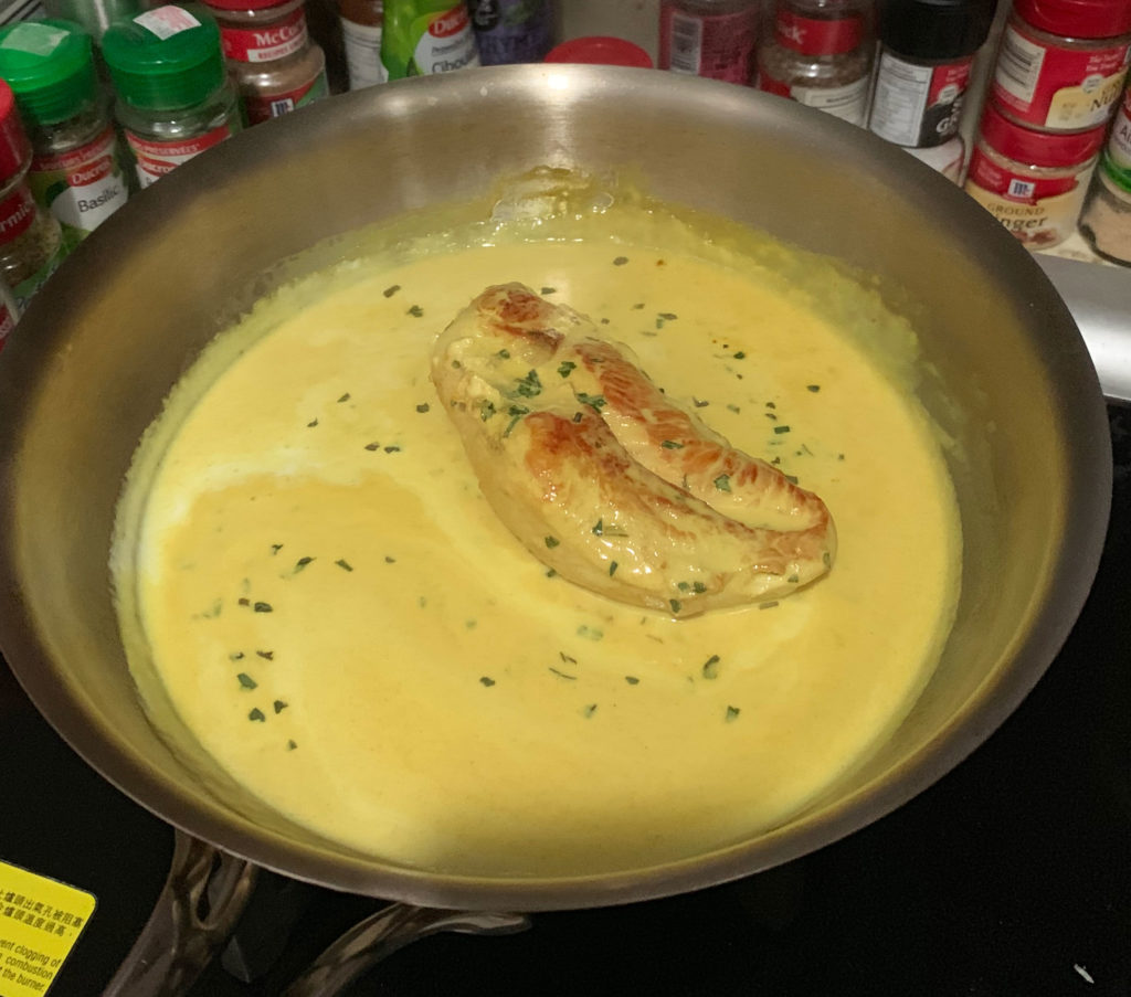 poulet en sauce dans poele en inox