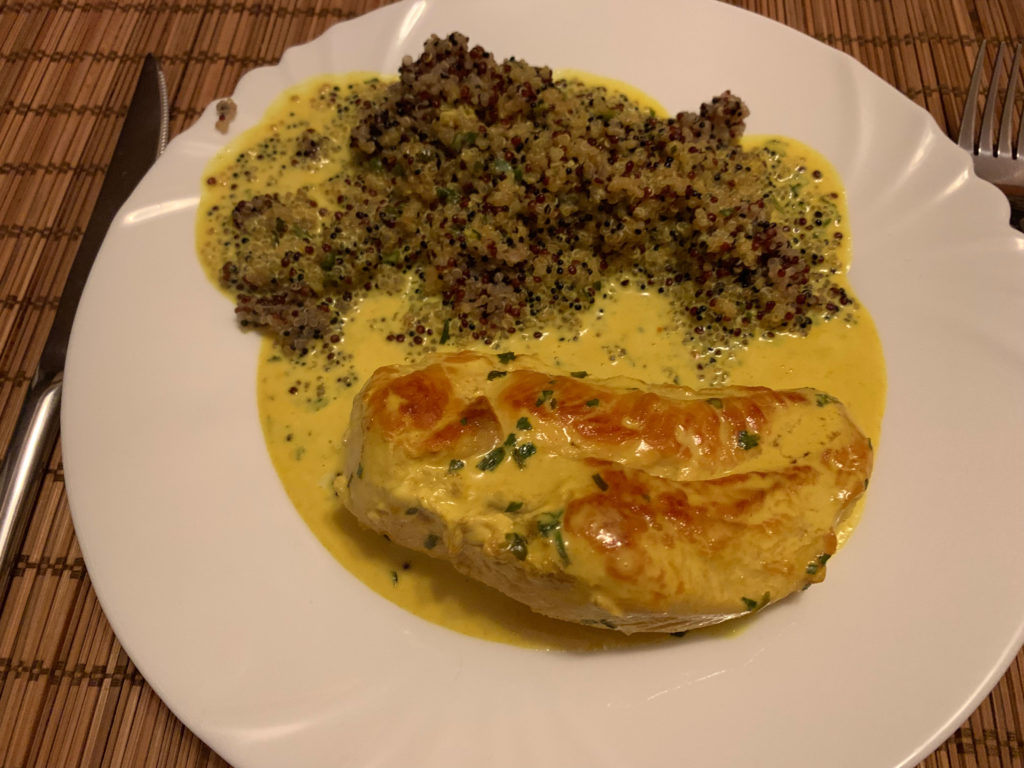 poulet en sauce dans une assiette